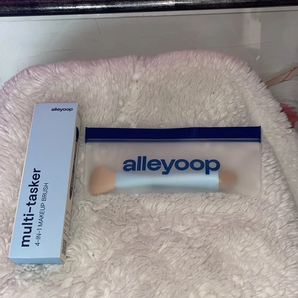 Multi tasker 4 in one makeup brush NWT it was unboxed never used Brand new